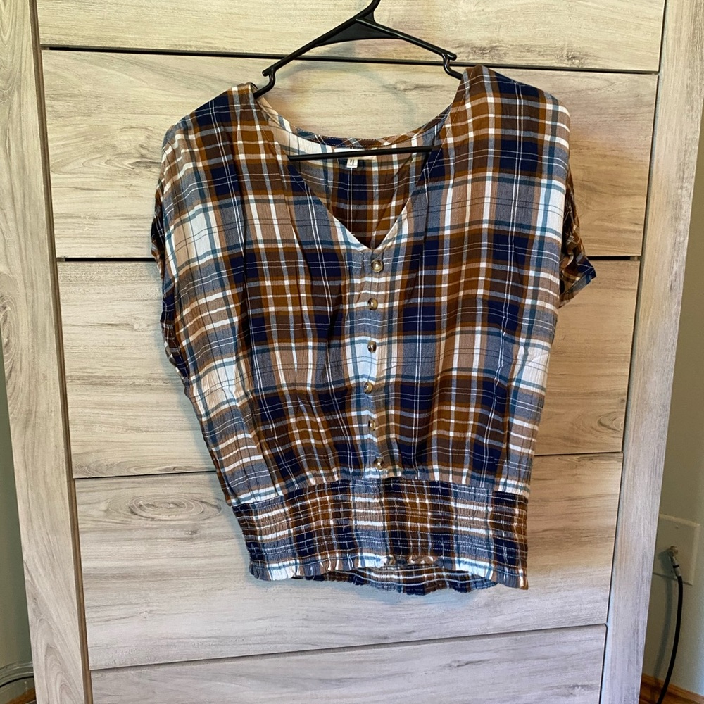 Women’s plaid short sleeve shirt with buttons
